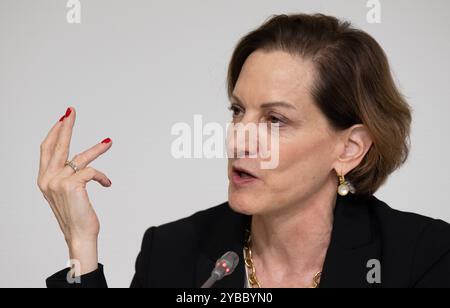 18. Oktober 2024, Hessen, Frankfurt/Main: Anne Applebaum, US-Autorin und Journalistin, spricht auf einer Pressekonferenz. Applebaum erhält am Sonntag (20.10) den Friedenspreis. Foto: Boris Roessler/dpa Stockfoto