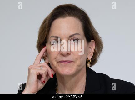 18. Oktober 2024, Hessen, Frankfurt/Main: Anne Applebaum, US-Autorin und Journalistin, spricht auf einer Pressekonferenz. Applebaum erhält am Sonntag (20.10) den Friedenspreis. Foto: Boris Roessler/dpa Stockfoto