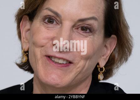 18. Oktober 2024, Hessen, Frankfurt/Main: Anne Applebaum, US-Autorin und Journalistin, spricht auf einer Pressekonferenz. Applebaum erhält am Sonntag (20.10) den Friedenspreis. Foto: Boris Roessler/dpa Stockfoto