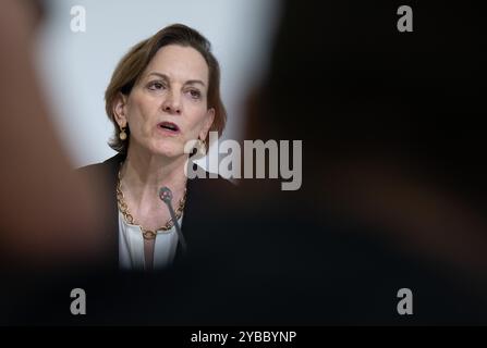 18. Oktober 2024, Hessen, Frankfurt/Main: Anne Applebaum, US-Autorin und Journalistin, spricht auf einer Pressekonferenz. Applebaum erhält am Sonntag (20.10) den Friedenspreis. Foto: Boris Roessler/dpa Stockfoto