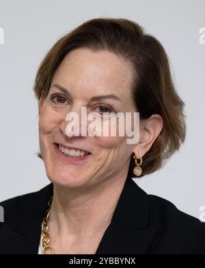 18. Oktober 2024, Hessen, Frankfurt/Main: Anne Applebaum, US-Autorin und Journalistin, spricht auf einer Pressekonferenz. Applebaum erhält am Sonntag (20.10) den Friedenspreis. Foto: Boris Roessler/dpa Stockfoto