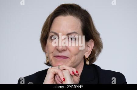 18. Oktober 2024, Hessen, Frankfurt/Main: Anne Applebaum, US-Autorin und Journalistin, spricht auf einer Pressekonferenz. Applebaum erhält am Sonntag (20.10) den Friedenspreis. Foto: Boris Roessler/dpa Stockfoto