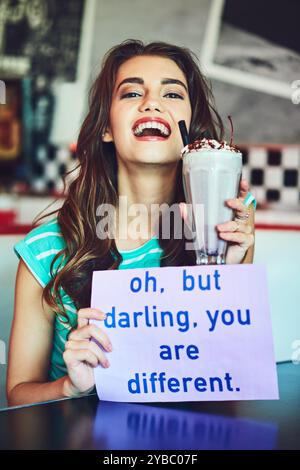 Poster, Porträt und glückliche Frau mit Milchshake im Restaurant für Text im Retro- oder Vintage-Diner als Gast. Befähigen, trinken oder Mädchen mit dir sind Stockfoto