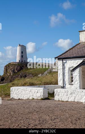 Leuchtturm Tŵr Mawr (was auf Walisisch „großer Turm“ bedeutet) und Pilotenhütten auf Ynys Llanddwyn in Anglesey, Wales Stockfoto