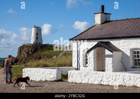 Leuchtturm Tŵr Mawr (was auf Walisisch „großer Turm“ bedeutet) und Pilotenhütten auf Ynys Llanddwyn in Anglesey, Wales Stockfoto