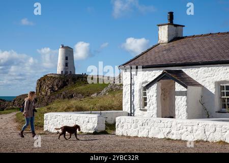 Leuchtturm Tŵr Mawr (was auf Walisisch „großer Turm“ bedeutet) und Pilotenhütten auf Ynys Llanddwyn in Anglesey, Wales Stockfoto