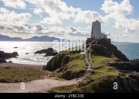 Leuchtturm von Tŵr Mawr (was auf Walisisch „großer Turm“ bedeutet), auf Ynys Llanddwyn in Anglesey, Wales Stockfoto