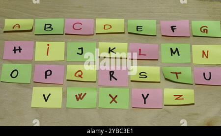 Bunte englische Buchstaben auf Holzoberfläche. Ein visuelles und lehrreiches Erlebnis. Stockfoto