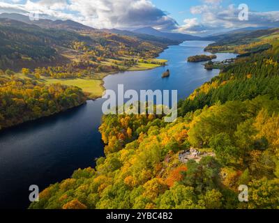 Aus der Vogelperspektive von der Drohne aus der Vogelperspektive aus der Vogelperspektive Loch Tummel vom Queen's View Aussichtspunkt im Herbst, Pitlochry, Perthshire, Schottland, Großbritannien Stockfoto