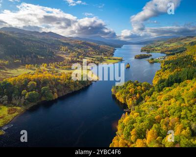 Aus der Vogelperspektive von der Drohne aus der Vogelperspektive aus der Vogelperspektive Loch Tummel vom Queen's View Aussichtspunkt im Herbst, Pitlochry, Perthshire, Schottland, Großbritannien Stockfoto