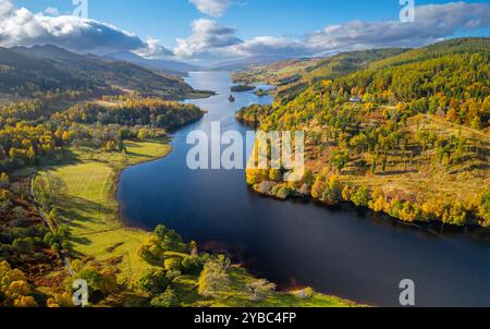 Aus der Vogelperspektive von der Drohne aus der Vogelperspektive aus der Vogelperspektive Loch Tummel vom Queen's View Aussichtspunkt im Herbst, Pitlochry, Perthshire, Schottland, Großbritannien Stockfoto