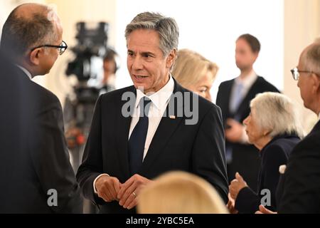 Berlin, Deutschland. Oktober 2024. US-Außenminister Anthony Blinken (M) steht im Bellevue Palace bei einem Empfang für US-Präsident Biden. Annette Riedl/dpa/Alamy Live News Stockfoto