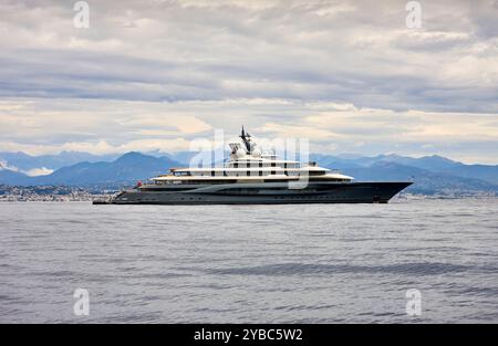 Der Russe besaß eine 136 m lange Megayacht Flying Fox vor Anker. Stockfoto