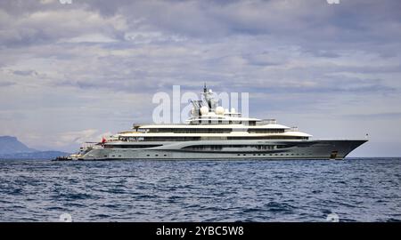 Der Russe besaß eine 136 m lange Megayacht Flying Fox vor Anker. Stockfoto