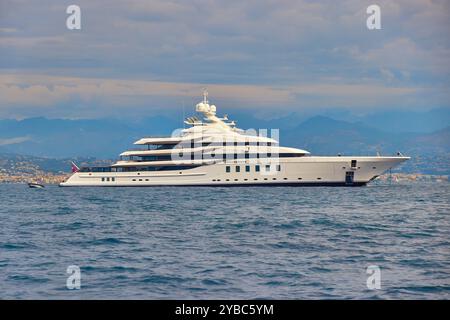 95 m Lurssen Superyacht Madsummer vor Anker bei Antibes im Mittelmeer. Stockfoto