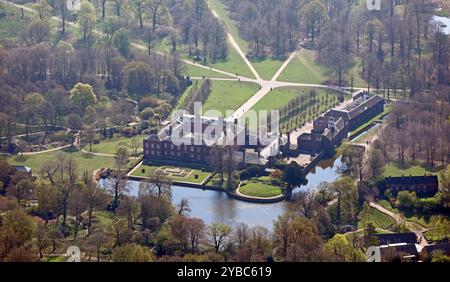 Luftaufnahme von Dunham Massey Hall, einem georgianischen Herrenhaus, das vom National Trust betrieben wird (dieses Bild stammt aus über 1500 m und nicht vom NT urheberrechtlich geschützt) Stockfoto