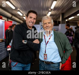 Phillip Island, Australien. Oktober 2024. Phillip Island, 18. Oktober 2024: Julià Márquez und Giacomo Agostini während der australischen MotoGP 2024. Alamy Live News/Corleve Credit: Corleve/Alamy Live News Stockfoto