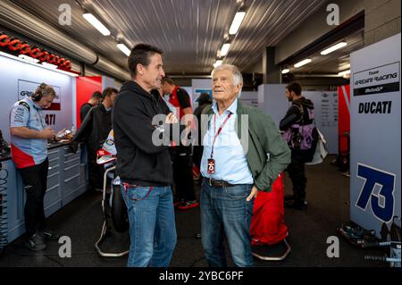 Phillip Island, Australien. Oktober 2024. Phillip Island, 18. Oktober 2024: Julià Márquez und Giacomo Agostini während der australischen MotoGP 2024. Alamy Live News/Corleve Credit: Corleve/Alamy Live News Stockfoto