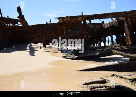 Maheno Shipwreck Photography Print - Wellen krachen auf Maheno Shipwreck K'gari Island - australische Shipwreck Photography Stockfoto