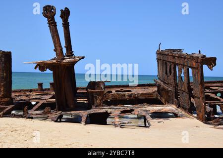 Maheno Shipwreck Photography Print - Wellen krachen auf Maheno Shipwreck K'gari Island - australische Shipwreck Photography Stockfoto