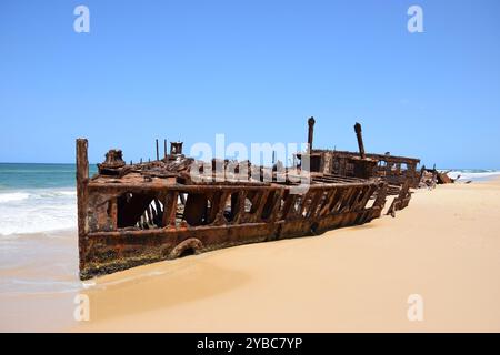 Maheno Shipwreck Photography Print - Wellen krachen auf Maheno Shipwreck K'gari Island - australische Shipwreck Photography Stockfoto