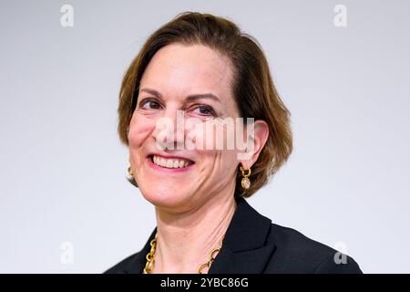 Frankfurter Pressekonferenz mit Friedenspreisträgerin Anne Applebaum. Frankfurter Buchmesse 2024. Anne Applebaum, die Trägerin des diesjährigen Friedenspreises des Deutschen Buchhandels, während einer Pressekonferenz auf der Frankfurter Buchmesse, 18.10.2024. *** Frankfurter Pressekonferenz mit Friedenspreisträgerin Anne Applebaum Frankfurter Buchmesse 2024 Anne Applebaum, diesjähriger Friedenspreis des Deutschen Buchhandels, während einer Pressekonferenz auf der Frankfurter Buchmesse, 18 10 2024 Copyright: XEibner-Pressefoto/FlorianxWieganx EP FWD Stockfoto