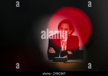 Frankfurter Pressekonferenz mit Friedenspreisträgerin Anne Applebaum. Frankfurter Buchmesse 2024. Anne Applebaum, die Trägerin des diesjährigen Friedenspreises des Deutschen Buchhandels, während einer Pressekonferenz auf der Frankfurter Buchmesse, 18.10.2024. *** Frankfurter Pressekonferenz mit Friedenspreisträgerin Anne Applebaum Frankfurter Buchmesse 2024 Anne Applebaum, diesjähriger Friedenspreis des Deutschen Buchhandels, während einer Pressekonferenz auf der Frankfurter Buchmesse, 18 10 2024 Copyright: XEibner-Pressefoto/FlorianxWieganx EP FWD Stockfoto