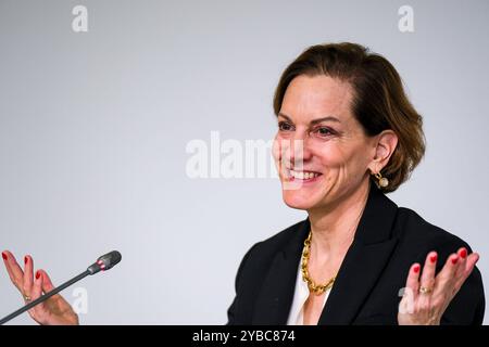 Frankfurter Pressekonferenz mit Friedenspreisträgerin Anne Applebaum. Frankfurter Buchmesse 2024. Anne Applebaum, die Trägerin des diesjährigen Friedenspreises des Deutschen Buchhandels, während einer Pressekonferenz auf der Frankfurter Buchmesse, 18.10.2024. *** Frankfurter Pressekonferenz mit Friedenspreisträgerin Anne Applebaum Frankfurter Buchmesse 2024 Anne Applebaum, diesjähriger Friedenspreis des Deutschen Buchhandels, während einer Pressekonferenz auf der Frankfurter Buchmesse, 18 10 2024 Copyright: XEibner-Pressefoto/FlorianxWieganx EP FWD Stockfoto