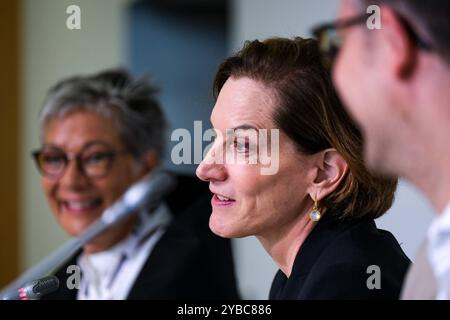 Frankfurter Pressekonferenz mit Friedenspreisträgerin Anne Applebaum. Frankfurter Buchmesse 2024. Anne Applebaum, die Trägerin des diesjährigen Friedenspreises des Deutschen Buchhandels, während einer Pressekonferenz auf der Frankfurter Buchmesse, 18.10.2024. *** Frankfurter Pressekonferenz mit Friedenspreisträgerin Anne Applebaum Frankfurter Buchmesse 2024 Anne Applebaum, diesjähriger Friedenspreis des Deutschen Buchhandels, während einer Pressekonferenz auf der Frankfurter Buchmesse, 18 10 2024 Copyright: XEibner-Pressefoto/FlorianxWieganx EP FWD Stockfoto