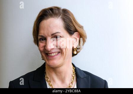 Frankfurter Pressekonferenz mit Friedenspreisträgerin Anne Applebaum. Frankfurter Buchmesse 2024. Anne Applebaum, die Trägerin des diesjährigen Friedenspreises des Deutschen Buchhandels, während einer Pressekonferenz auf der Frankfurter Buchmesse, 18.10.2024. *** Frankfurter Pressekonferenz mit Friedenspreisträgerin Anne Applebaum Frankfurter Buchmesse 2024 Anne Applebaum, diesjähriger Friedenspreis des Deutschen Buchhandels, während einer Pressekonferenz auf der Frankfurter Buchmesse, 18 10 2024 Copyright: XEibner-Pressefoto/FlorianxWieganx EP FWD Stockfoto