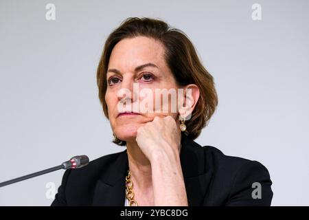 Frankfurter Pressekonferenz mit Friedenspreisträgerin Anne Applebaum. Frankfurter Buchmesse 2024. Anne Applebaum, die Trägerin des diesjährigen Friedenspreises des Deutschen Buchhandels, während einer Pressekonferenz auf der Frankfurter Buchmesse, 18.10.2024. *** Frankfurter Pressekonferenz mit Friedenspreisträgerin Anne Applebaum Frankfurter Buchmesse 2024 Anne Applebaum, diesjähriger Friedenspreis des Deutschen Buchhandels, während einer Pressekonferenz auf der Frankfurter Buchmesse, 18 10 2024 Copyright: XEibner-Pressefoto/FlorianxWieganx EP FWD Stockfoto