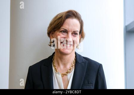 Frankfurter Pressekonferenz mit Friedenspreisträgerin Anne Applebaum. Frankfurter Buchmesse 2024. Anne Applebaum, die Trägerin des diesjährigen Friedenspreises des Deutschen Buchhandels, während einer Pressekonferenz auf der Frankfurter Buchmesse, 18.10.2024. *** Frankfurter Pressekonferenz mit Friedenspreisträgerin Anne Applebaum Frankfurter Buchmesse 2024 Anne Applebaum, diesjähriger Friedenspreis des Deutschen Buchhandels, während einer Pressekonferenz auf der Frankfurter Buchmesse, 18 10 2024 Copyright: XEibner-Pressefoto/FlorianxWieganx EP FWD Stockfoto