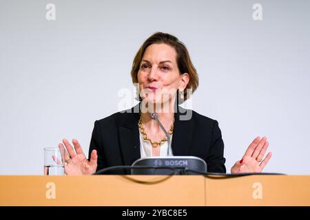 Frankfurter Pressekonferenz mit Friedenspreisträgerin Anne Applebaum. Frankfurter Buchmesse 2024. Anne Applebaum, die Trägerin des diesjährigen Friedenspreises des Deutschen Buchhandels, während einer Pressekonferenz auf der Frankfurter Buchmesse, 18.10.2024. *** Frankfurter Pressekonferenz mit Friedenspreisträgerin Anne Applebaum Frankfurter Buchmesse 2024 Anne Applebaum, diesjähriger Friedenspreis des Deutschen Buchhandels, während einer Pressekonferenz auf der Frankfurter Buchmesse, 18 10 2024 Copyright: XEibner-Pressefoto/FlorianxWieganx EP FWD Stockfoto