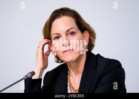 Frankfurter Pressekonferenz mit Friedenspreisträgerin Anne Applebaum. Frankfurter Buchmesse 2024. Anne Applebaum, die Trägerin des diesjährigen Friedenspreises des Deutschen Buchhandels, während einer Pressekonferenz auf der Frankfurter Buchmesse, 18.10.2024. *** Frankfurter Pressekonferenz mit Friedenspreisträgerin Anne Applebaum Frankfurter Buchmesse 2024 Anne Applebaum, diesjähriger Friedenspreis des Deutschen Buchhandels, während einer Pressekonferenz auf der Frankfurter Buchmesse, 18 10 2024 Copyright: XEibner-Pressefoto/FlorianxWieganx EP FWD Stockfoto