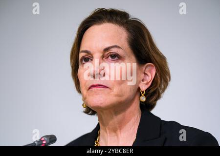 Frankfurter Pressekonferenz mit Friedenspreisträgerin Anne Applebaum. Frankfurter Buchmesse 2024. Anne Applebaum, die Trägerin des diesjährigen Friedenspreises des Deutschen Buchhandels, während einer Pressekonferenz auf der Frankfurter Buchmesse, 18.10.2024. *** Frankfurter Pressekonferenz mit Friedenspreisträgerin Anne Applebaum Frankfurter Buchmesse 2024 Anne Applebaum, diesjähriger Friedenspreis des Deutschen Buchhandels, während einer Pressekonferenz auf der Frankfurter Buchmesse, 18 10 2024 Copyright: XEibner-Pressefoto/FlorianxWieganx EP FWD Stockfoto