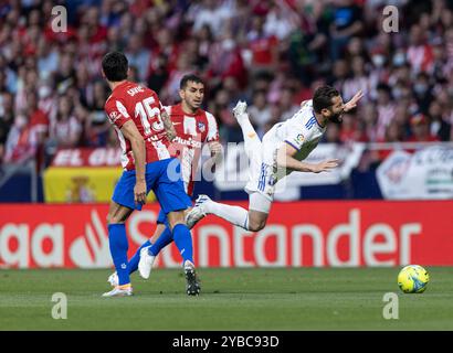 Madrid, 05.08.2022. Spieltag 35. Das Ligaspiels wurde im Metropolitano-Stadion zwischen Atlético de Madrid und Real Madrid ausgetragen, mit einem Ergebnis von 1-0 zugunsten von Atlético. Auf dem Bild, Nacho, Savic und Correa. Foto: Ignacio Gil. ARCHDC. Quelle: Album / Archivo ABC / Ignacio Gil Stockfoto