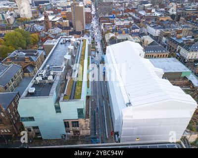 Luftaufnahme der aktuellen Glasgow School of Art (L) und der ursprünglichen Kunstschule, die von Charles Rennie Mackintosh (R) entworfen wurde und während des Umbaus abgedeckt wurde Stockfoto