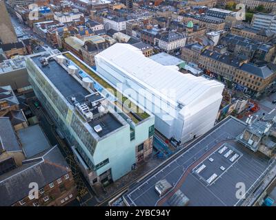 Luftaufnahme der aktuellen Glasgow School of Art (L) und der ursprünglichen Kunstschule, die von Charles Rennie Mackintosh (R) entworfen wurde und während des Umbaus abgedeckt wurde Stockfoto