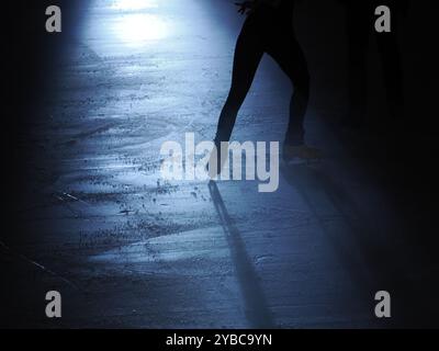 Schlittschuhlaufen Detail Icy Hintergrund auf der Eisbahn mit sichtbaren Spuren des Schlittschuhlaufen, die das Wesen des Wintersports zeigen Stockfoto