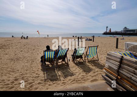 Am frühen Morgen, Liegestuhl, am Strand in Bournemouth, Dorset. - 15 September 2024 Foto von Andrew Higgins/Thousand Word Media Ltd © Th Stockfoto