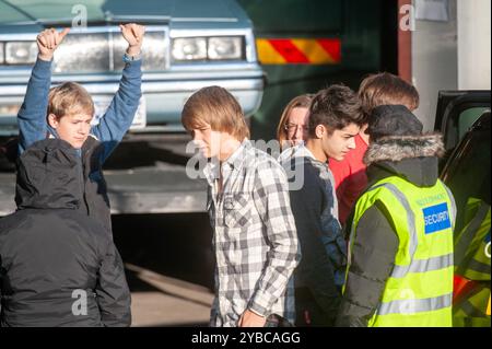 PIC zeigt: X Factor 2010 Junge Fans mit Plakaten als junge One Direction Boyband nehmen an den Proben in Wembley Studios Teil, während Legionen junger Fans sie bereits verehren, Liam Payne gerade einmal 16. Mit Louis Tomlinson Harry Styles Zayn Malik und Niall Horan Bild gavin rodgers/pixel8000 Stockfoto