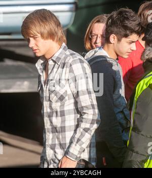 PIC zeigt: X Factor 2010 Junge Fans mit Plakaten als junge One Direction Boyband nehmen an den Proben in Wembley Studios Teil, während Legionen junger Fans sie bereits verehren, Liam Payne gerade einmal 16. Mit Louis Tomlinson Harry Styles Zayn Malik und Niall Horan Bild gavin rodgers/pixel8000 Stockfoto