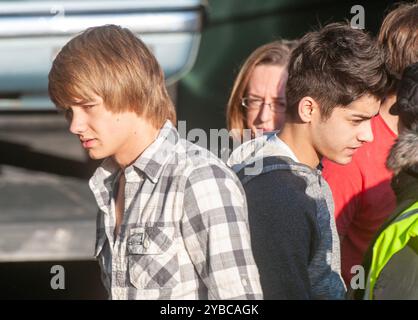 PIC zeigt: X Factor 2010 Junge Fans mit Plakaten als junge One Direction Boyband nehmen an den Proben in Wembley Studios Teil, während Legionen junger Fans sie bereits verehren, Liam Payne gerade einmal 16. Mit Louis Tomlinson Harry Styles Zayn Malik und Niall Horan Bild gavin rodgers/pixel8000 Stockfoto