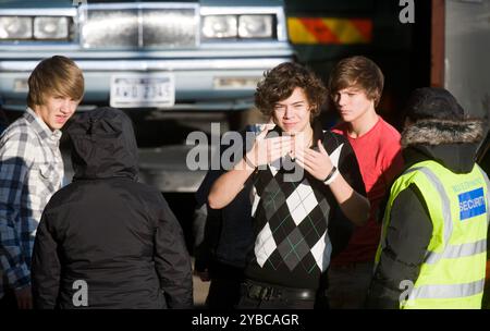 PIC zeigt: X Factor 2010 Junge Fans mit Plakaten als junge One Direction Boyband nehmen an den Proben in Wembley Studios Teil, während Legionen junger Fans sie bereits verehren, Liam Payne gerade einmal 16. Mit Louis Tomlinson Harry Styles Zayn Malik und Niall Horan Bild gavin rodgers/pixel8000 Stockfoto