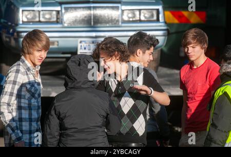 PIC zeigt: X Factor 2010 Junge Fans mit Plakaten als junge One Direction Boyband nehmen an den Proben in Wembley Studios Teil, während Legionen junger Fans sie bereits verehren, Liam Payne gerade einmal 16. Mit Louis Tomlinson Harry Styles Zayn Malik und Niall Horan Bild gavin rodgers/pixel8000 Stockfoto