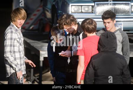 PIC zeigt: X Factor 2010 Junge Fans mit Plakaten als junge One Direction Boyband nehmen an den Proben in Wembley Studios Teil, während Legionen junger Fans sie bereits verehren, Liam Payne gerade einmal 16. Mit Louis Tomlinson Harry Styles Zayn Malik und Niall Horan Bild gavin rodgers/pixel8000 Stockfoto