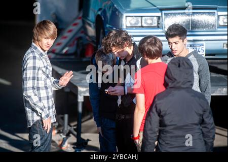 PIC zeigt: X Factor 2010 Junge Fans mit Plakaten als junge One Direction Boyband nehmen an den Proben in Wembley Studios Teil, während Legionen junger Fans sie bereits verehren, Liam Payne gerade einmal 16. Mit Louis Tomlinson Harry Styles Zayn Malik und Niall Horan Bild gavin rodgers/pixel8000 Stockfoto