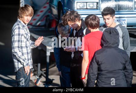 PIC zeigt: X Factor 2010 Junge Fans mit Plakaten als junge One Direction Boyband nehmen an den Proben in Wembley Studios Teil, während Legionen junger Fans sie bereits verehren, Liam Payne gerade einmal 16. Mit Louis Tomlinson Harry Styles Zayn Malik und Niall Horan Bild gavin rodgers/pixel8000 Stockfoto