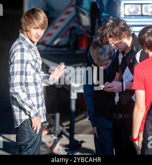 PIC zeigt: X Factor 2010 Junge Fans mit Plakaten als junge One Direction Boyband nehmen an den Proben in Wembley Studios Teil, während Legionen junger Fans sie bereits verehren, Liam Payne gerade einmal 16. Mit Louis Tomlinson Harry Styles Zayn Malik und Niall Horan Bild gavin rodgers/pixel8000 Stockfoto