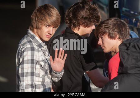 PIC zeigt: X Factor 2010 Junge Fans mit Plakaten als junge One Direction Boyband nehmen an den Proben in Wembley Studios Teil, während Legionen junger Fans sie bereits verehren, Liam Payne gerade einmal 16. Mit Louis Tomlinson Harry Styles Zayn Malik und Niall Horan Bild gavin rodgers/pixel8000 Stockfoto